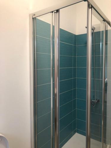 拉哈雷斯Yasmina的浴室设有蓝色瓷砖淋浴。