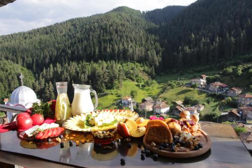 FotinovoFamily hotel Valchanovata Kashta的一张享有山景的餐桌