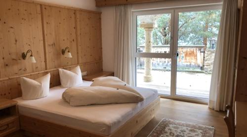 费斯Terra Rossa的一间卧室设有一张床和一个大窗户