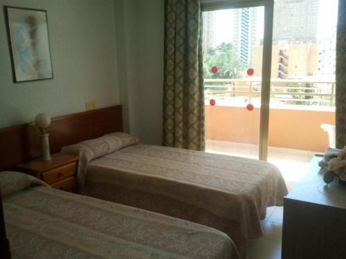 卡拉德费斯特拉特奥卡尼亚公寓酒店的酒店客房设有两张床和窗户。