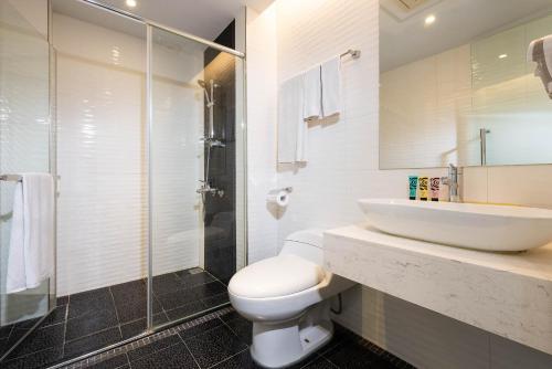 高雄华园大饭店草衙馆的一间带水槽、卫生间和淋浴的浴室