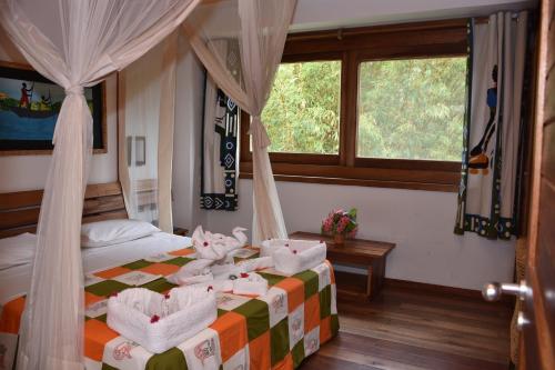 布琼布拉Hotel Club du Lac Tanganyika的一间卧室配有带毛巾的床