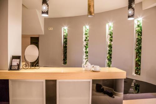 KleosinZdrojówka Noclegi的浴室设有带水槽和镜子的台面