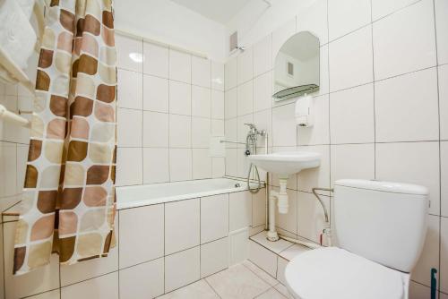 帕兰加理工大学KTU酒店的白色的浴室设有卫生间和水槽。