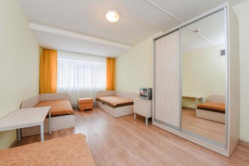 帕兰加理工大学KTU酒店的带两张床和滑动玻璃门的客房