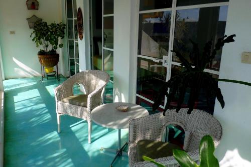 特拉科塔尔潘卡萨德拉鲁斯 - 一室公寓套房的门廊,带两把椅子和一张桌子,还有植物