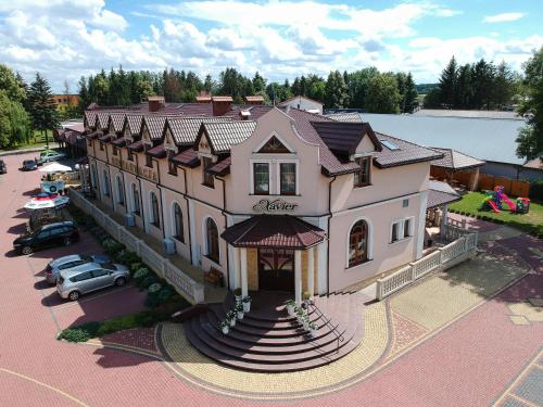 Lubycza KrólewskaHotel "XAVIER"的享有带停车场的大房子的顶部景色