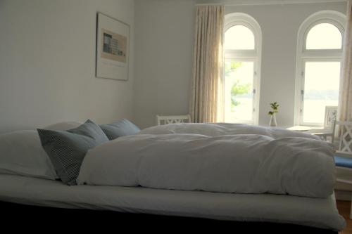 Troense Bed and Breakfast by the sea客房内的一张或多张床位
