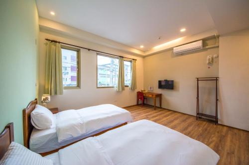 寿丰 7-113 民宿的一间医院间,设有两张床和窗户
