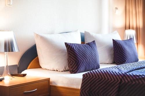 柏林柏林安比特酒店的一张带蓝色和白色枕头的床