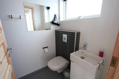 雷克霍特Blue View Cabin 4B With private hot tub的一间带卫生间和水槽的小浴室