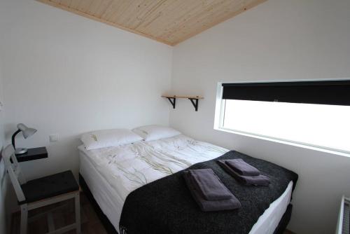 雷克霍特Blue View Cabin 4B With private hot tub的一间卧室配有一张床,上面有两条毛巾