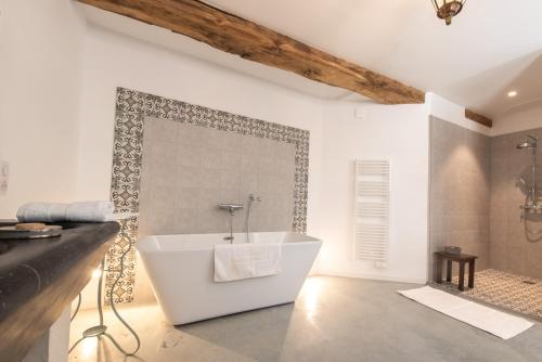 SermiersL' Ecrin des vignes的白色的浴室设有浴缸和淋浴。