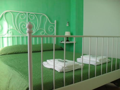 伊斯皮卡Casa Del Padrino的绿色卧室,配有一张带绿色墙壁的床