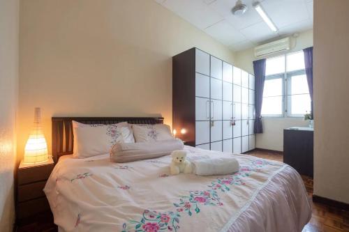 大山脚•Lovely Home•11Pax+4Bedrooms+Themed•Bukit Mertajam的坐在床上的白泰迪熊