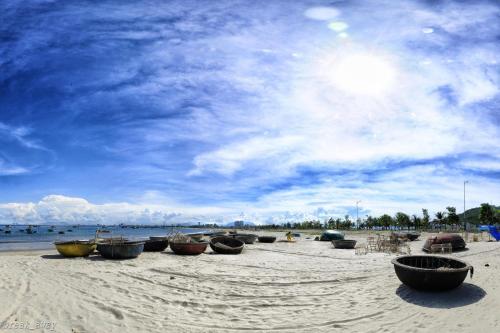 岘港Win's Homestay的一群小船坐在沙滩上
