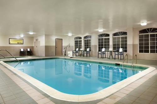 列克星敦列克星敦卡尔森江山旅馆及套房的大楼里一个蓝色的大泳池