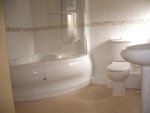 阿什伯恩康普顿住宿加早餐旅馆的浴室配有卫生间、浴缸和水槽。
