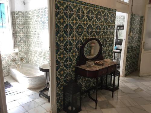 洛斯阿尔卡萨雷斯BALNEARIO LA ENCARNACIÓN的浴室配有盥洗盆、镜子和浴缸