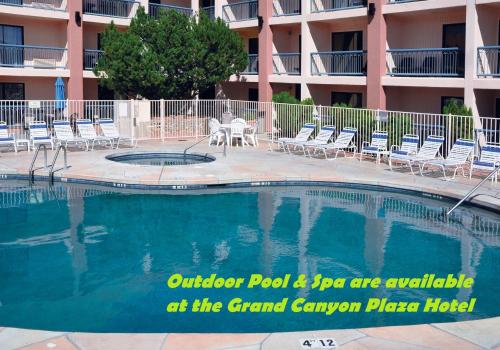 图萨扬峡谷广场尊贵一室公寓和普通公寓酒店的宏伟的峡谷广场酒店设有一个室外游泳池和码头。