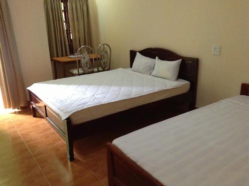 美奈卡沙酒店的一间卧室,配有两张床