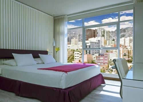 拉巴斯斯坦纳姆精品酒店&Spa的一间卧室设有一张大床和一个大窗户
