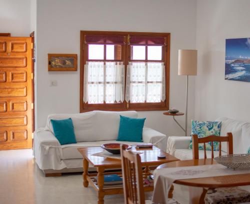 蓬塔穆赫雷斯Ayfa Apartment的客厅配有白色的沙发和桌子