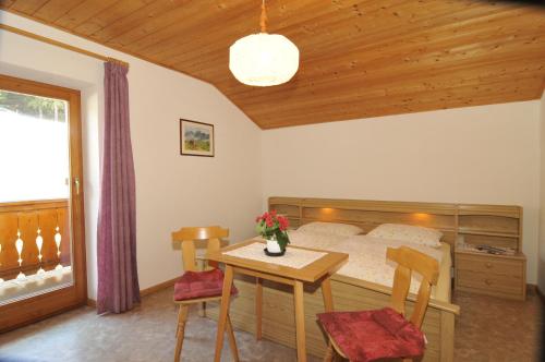 卡斯特尔罗托菲兹德霍夫酒店的卧室配有一张床和一张桌子及椅子