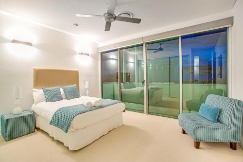 金斯克里福Corporate and Family Beach Retreat by Kingscliff Accommodation的一间卧室配有一张床和一把椅子