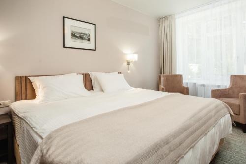 BurduguzPark Hotel Burduguz的卧室设有一张白色大床和一扇窗户。