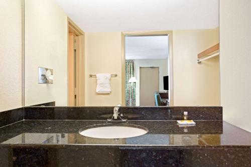 奥兰多奥兰多机场/佛罗里达购物中心戴斯酒店的一间带水槽和镜子的浴室