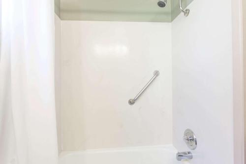 埃弗里特埃弗雷特市中心旅程住宿酒店的带淋浴的浴室(带白色墙壁)
