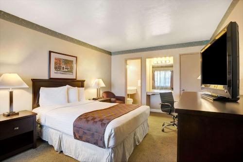 埃弗里特埃弗雷特市中心旅程住宿酒店的配有一张床和一台平面电视的酒店客房