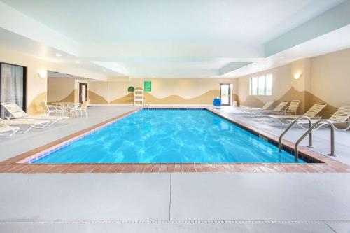 普兰菲尔德印第安纳波利斯机场温德姆集团温盖特酒店的一座带椅子的大型游泳池