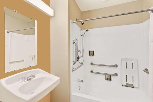 约克温德姆麦克罗特套房酒店的一间带水槽和镜子的浴室