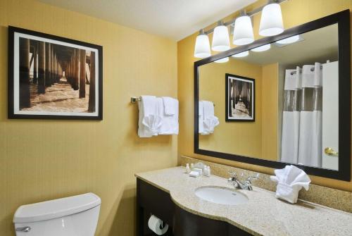 弗赖拉辛弗里斯科温德姆集团温盖特酒店的一间带水槽和镜子的浴室