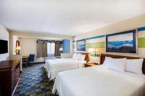 科珀斯克里斯蒂科珀斯克里斯蒂戴斯套房酒店的酒店客房设有两张床和一台平面电视。