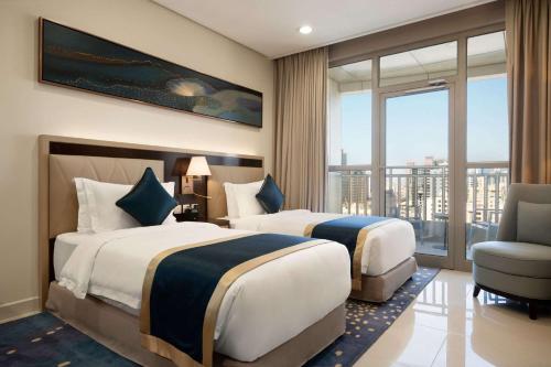 麦纳麦麦纳麦温德姆花园酒店的酒店客房设有两张床和窗户。