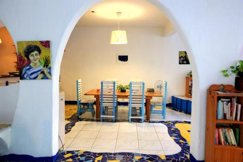 三芝乡18个孩子民宿的一间带桌子和蓝色椅子的用餐室