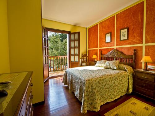桑提亚纳德玛米格尔​​·安赫尔旅馆的一间卧室设有一张床和一个窗口
