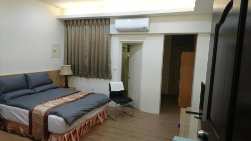 Minxiong三兴会馆民宿的酒店客房,配有床和电视