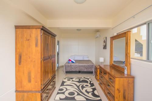 蒂蒂卡韦卡Mai'i Villa Apartment - 1的一间卧室配有一张床、梳妆台和镜子
