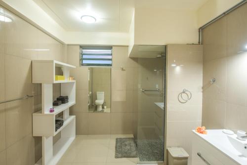 蒂蒂卡韦卡Mai'i Villa Apartment - 1的带淋浴、卫生间和盥洗盆的浴室