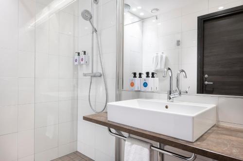 马尔默维尤品质酒店的白色的浴室设有水槽和淋浴。