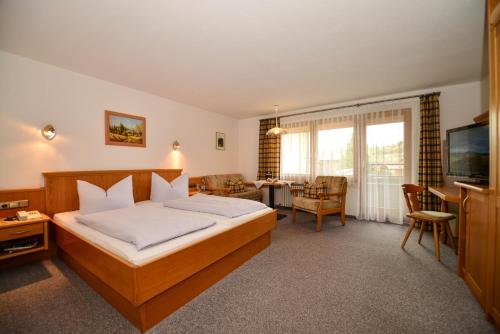 费斯恩兰德施密德酒店的一间卧室设有一张床和一间客厅。