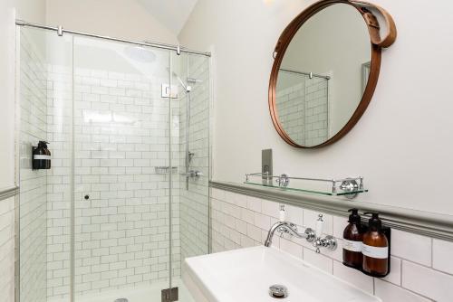 MauldenThe George Inn的一间带水槽和镜子的浴室
