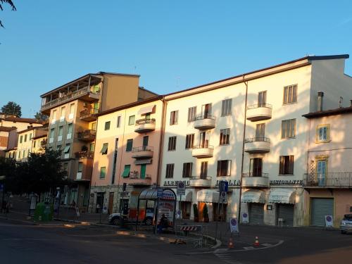 波吉邦西Albergo Italia di Nardi Renzo & C Snc的街道边带阳台的白色建筑