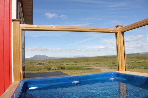 雷克霍特Blue View Cabin 1B With private hot tub的热水浴池,透过窗户可欣赏到沙漠景色