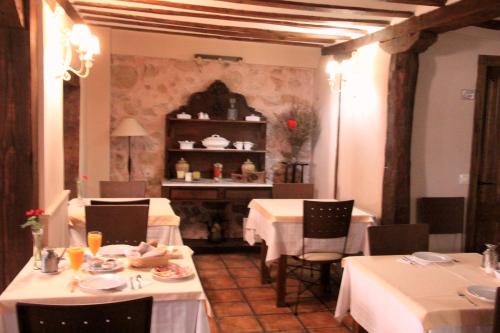锡古恩萨卡瑟纳露西亚酒店的餐厅配有桌椅和白色桌布