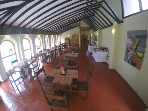 乌鲁班巴Luna Rumi Hotel-Lodge Urubamba的享有带桌椅的餐厅的顶部景致